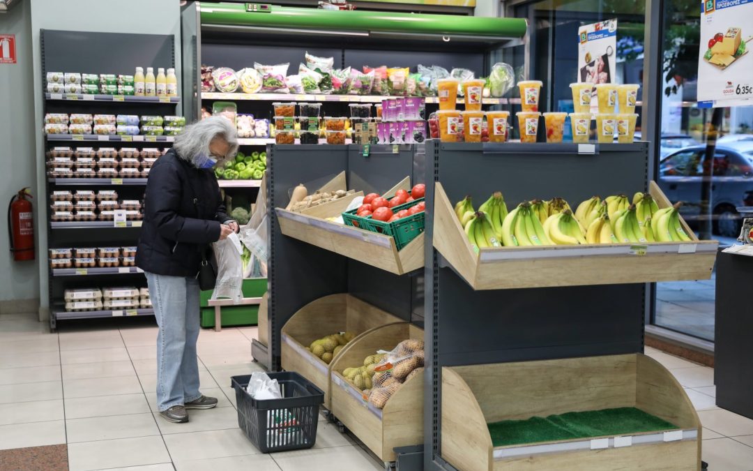 Супермаркетите во Грција ги намалуваат цените на 2.180 производи за 8 отсто