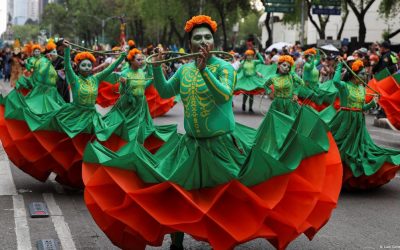 Ден на мртвите во Мексико: 1,5 милиони луѓе во шарената парада