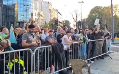 Тензии пред српскиот парламент откако почна штрајкот на мајката чие дете лани загина при падот на бетонската настрешница во Нови Сад