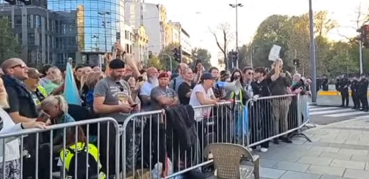 Тензии пред српскиот парламент откако почна штрајкот на мајката чие дете лани загина при падот на бетонската настрешница во Нови Сад