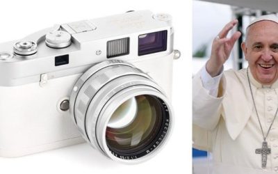 Фотоапарат на папата Франциско продаден за 6,5 милиони евра