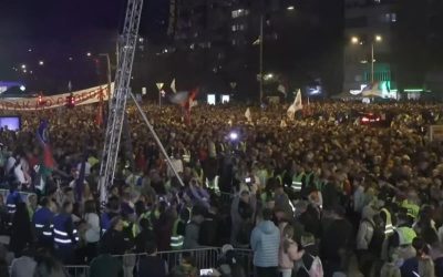 Во Нови Сад голем комеморативен собир: Илјадници луѓе ноќеска по полноќ одржаа 16-минутен молк