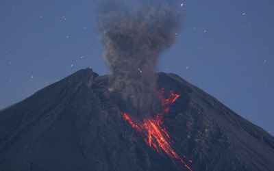Еруптираше вулканот Семеру во Индонезија, прогласено највисоко ниво на тревога