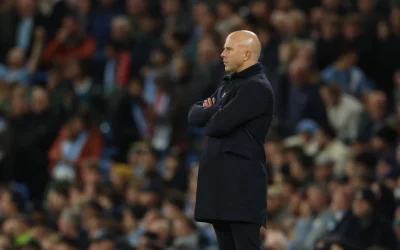 Слот засега останува тренер на Ливерпул, но под огромен притисок