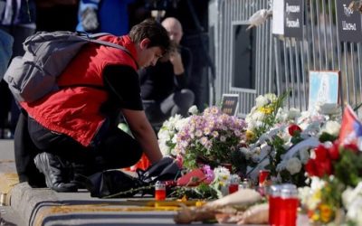 Во тишина оддадена почит за 16-те загинати во падот на бетонската настрешница на железничката станица во Нови Сад пред една година