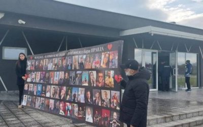 Мајките на жртвите од „Пулс“ со транспарент дека постои вина за загубени 63 млади животи