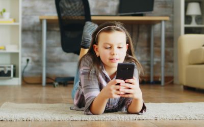 Франција се придружува на забраната за социјални мрежи за деца