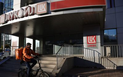 Лукоил ги продава странските имоти на американската компанија Карлајл