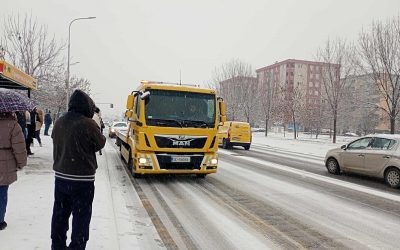 Зимските служби ги чистат улиците низ Скопје