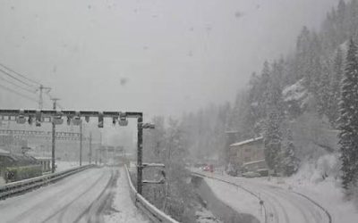 Швајцарија: Воз со 80 патници излета од шините по лавина