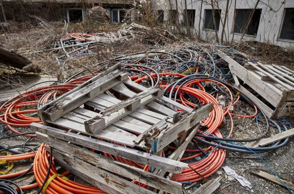 Поднесено обвинение против три лица за кражба на кабли од кругот на „Железара“