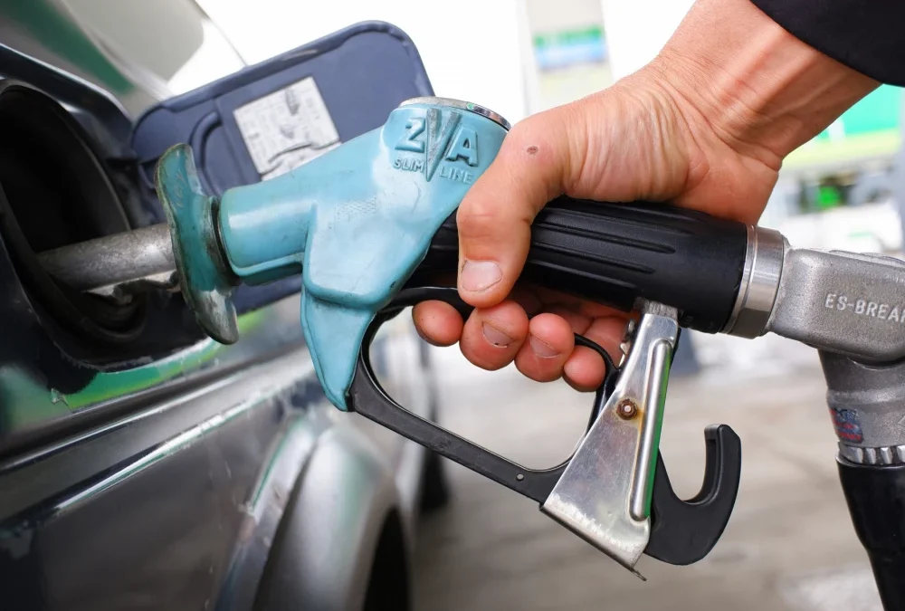 Од полноќ дизелот поскапува на 98 денари, а еуросуперот БС-95 поевтинува на 83,5 денари