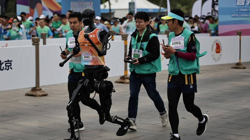 Во Пекинг полумаратон на роботи со повеќе од 300 хуманоидни учесници