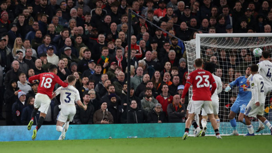 Лидс забележа важна победа кај Манчестер јунајтед во борбата за опстанок