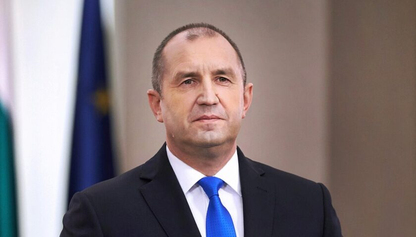 Радев фаворит на утрешните парламентарни избори во Бугарија, односот кон Македонија нема да се менува  