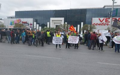 Студенти и граѓани кои работеле во странство протестираа пред УЈП