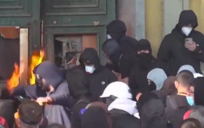 Нови насилни судири во Тирана: Над 150 повредени и најмалку 160 уапсени